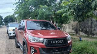 Camioneta Toyota Hilux roja similar a la robada en la Costanera de Corrientes.