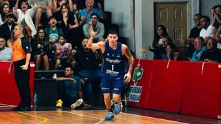Jugador de Regatas Corrientes en acción durante el partido de la Liga Nacional de Básquet.