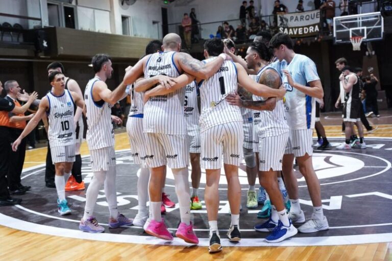 Jugadores de Regatas Corrientes en partido de la Liga Nacional de Básquetbol contra Platense.