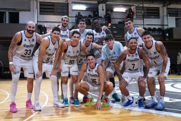 Jugadores de Regatas Corrientes en partido de la Liga Nacional de Básquet