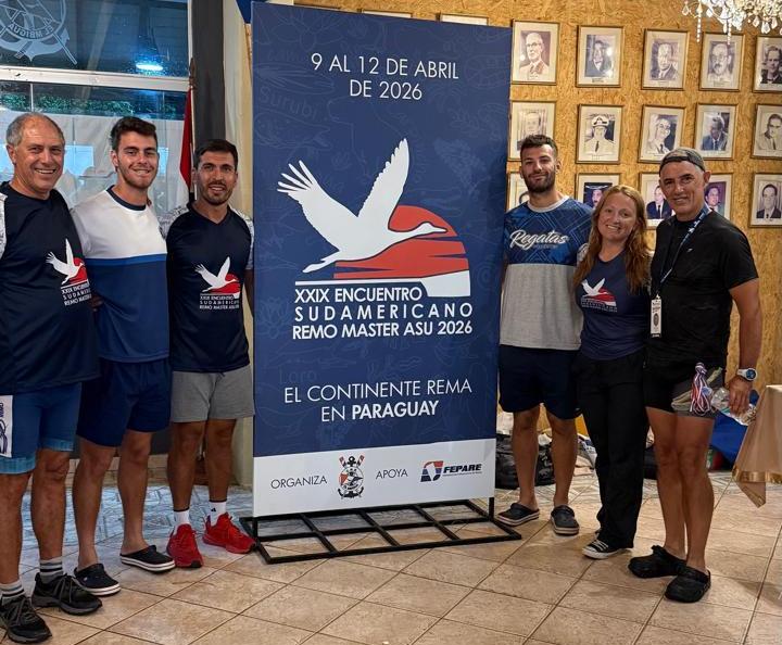 Remeros del Club de Regatas Corrientes posan con sus medallas tras el Sudamericano Master.