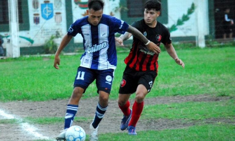 Acción de fútbol en un partido de la Liga Correntina