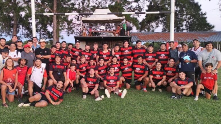 Jugadores de rugby en acción durante un partido del torneo de la Unión del Nordeste.