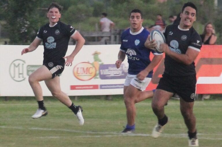 Jugadores de rugby en acción durante un partido del Torneo del Nordeste.