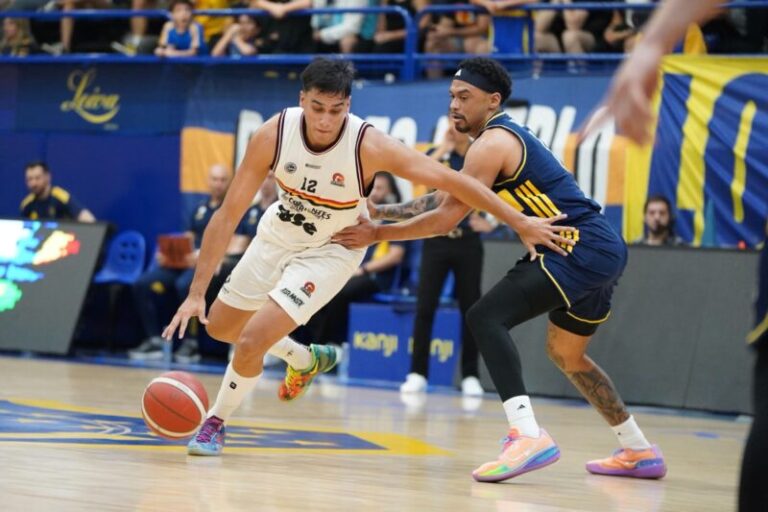 Jugadores de San Martín en la cancha del Fortín Rojinegro durante un partido de básquetbol