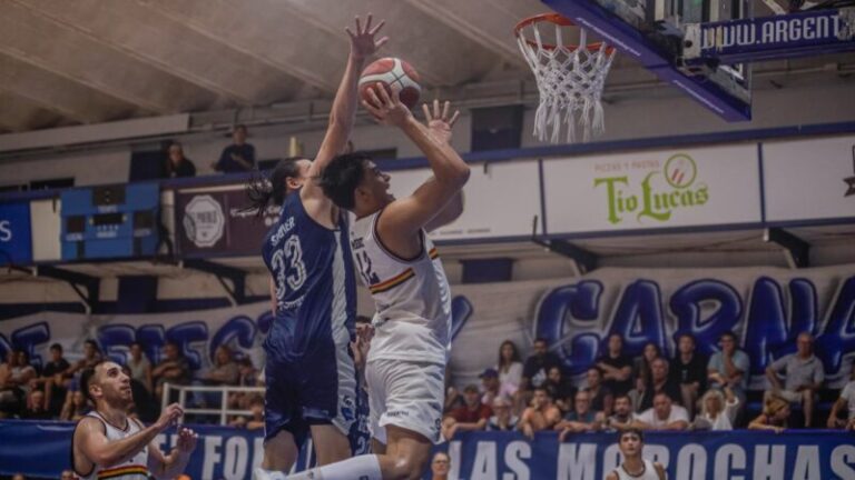 Jugadores de San Martín de Corrientes en acción durante un partido de la Liga Nacional de Básquetbol.