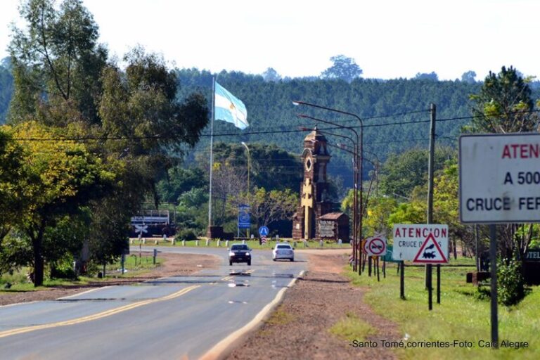 Efectivos policiales durante el operativo de allanamientos en los barrios de Santo Tomé, Corrientes.