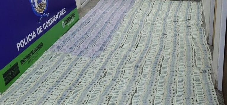 Efectivos policiales durante allanamiento en Curuzú Cuatiá