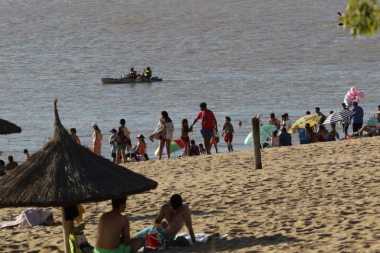 Turistas disfrutando de un atardecer en los Esteros del Iberá, Corrientes.