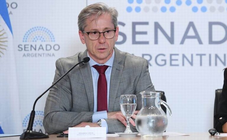 Senador Eduardo Vischi presenta proyecto de ley sobre infancia en el Senado.
