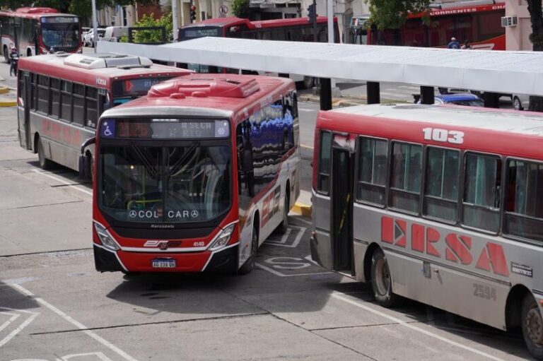 Colectivo urbano transitando por una calle de la ciudad de Corrientes