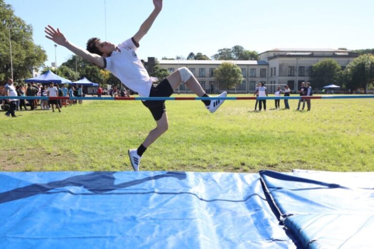 Jóvenes en el Primer Torneo Promocional de Atletismo en el Centro de Educación Física N°17 de Corrientes