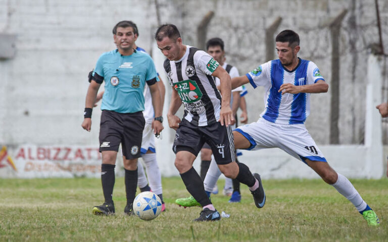 Jugadores de fútbol durante un partido del Torneo Provincial de Clubes de Corrientes