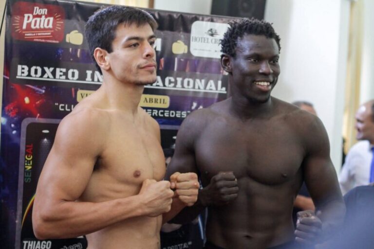 Momento del homenaje a Lucio López durante la velada de boxeo amateur en Mercedes, Corrientes.