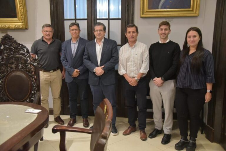 Vicegobernador Pedro Braillard Poccard en reunión de trabajo con directivos de Toyota Argentina y Audec.