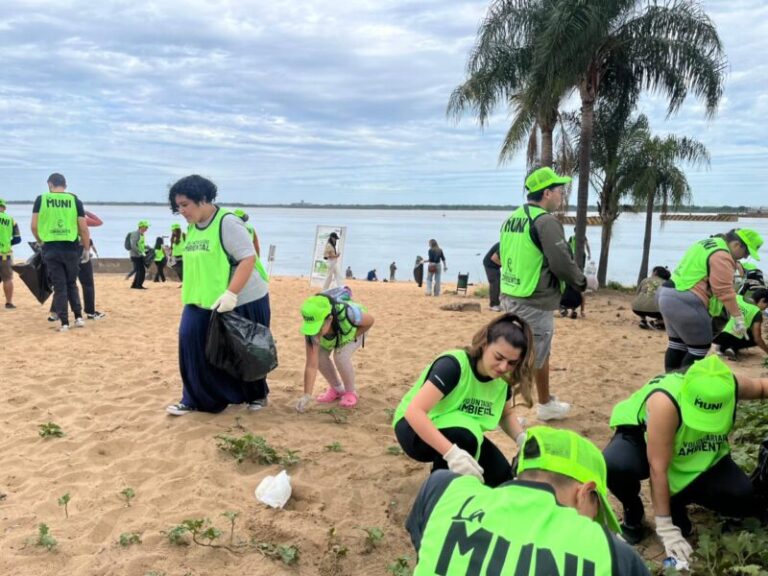 Voluntarios recolectando residuos durante la jornada de limpieza en la Costanera Sur de Corrientes