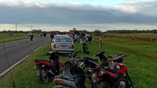 Camión jaula volcado en la Ruta Nacional 12, a la altura de San Roque, Corrientes, custodiado por efectivos policiales.