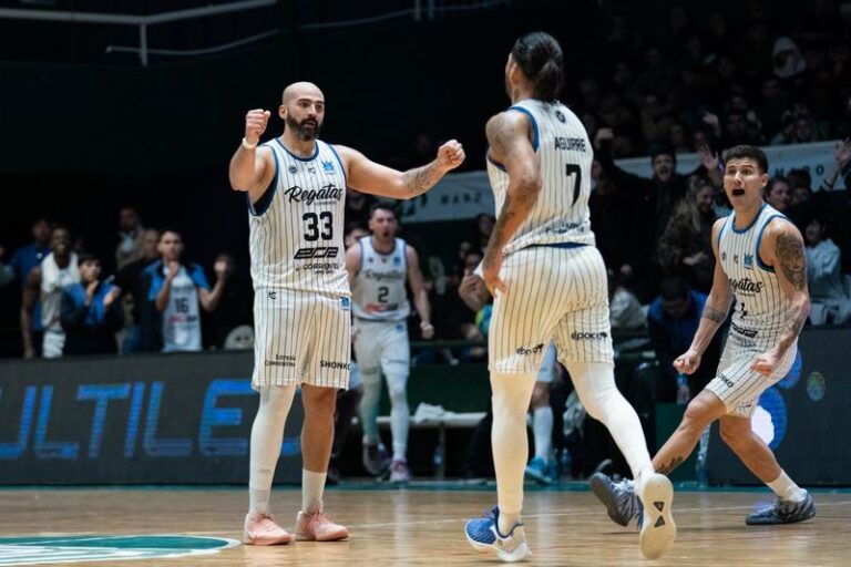 Partido de básquetbol de Regatas Corrientes en el Fortín Rojinegro