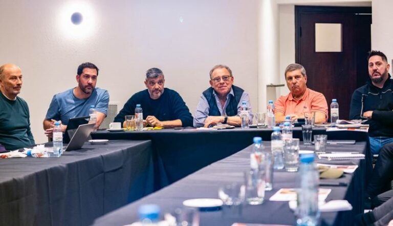 Eduardo Tassano en reunión de la Mesa Directiva de la Asociación de Clubes