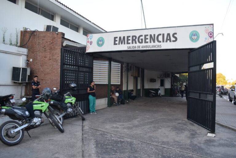 Ambulancia del 107 en la escena del siniestro vial en avenida Cazadores Correntinos