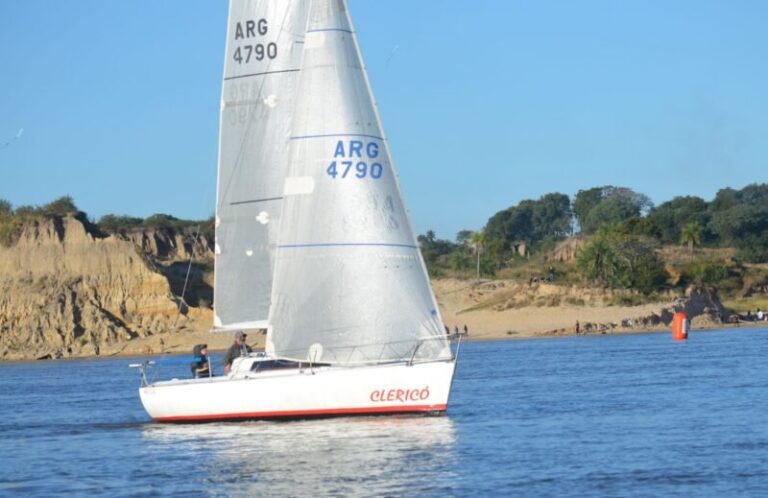 Velero navegando en el río Paraná durante la regata Corrientes-Empedrado