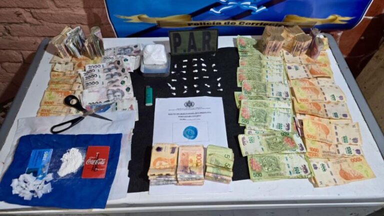 Policía durante allanamiento por narcomenudeo en el barrio Doctor Montaña de Corrientes