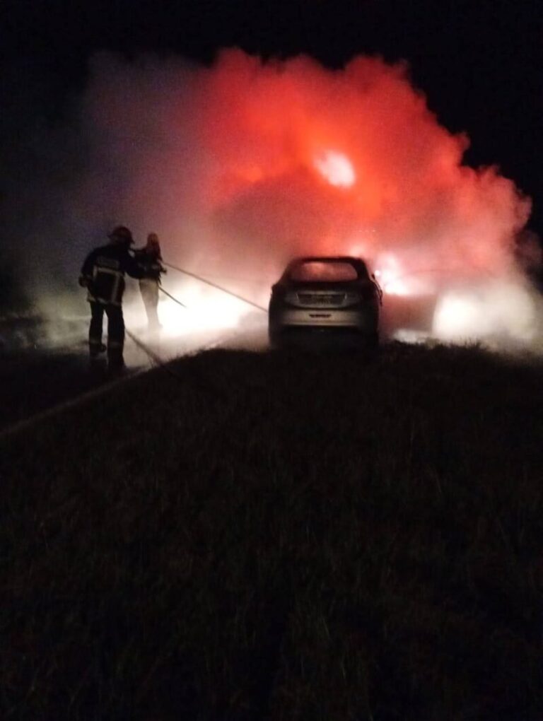 Automóvil incendiado en la ruta 12