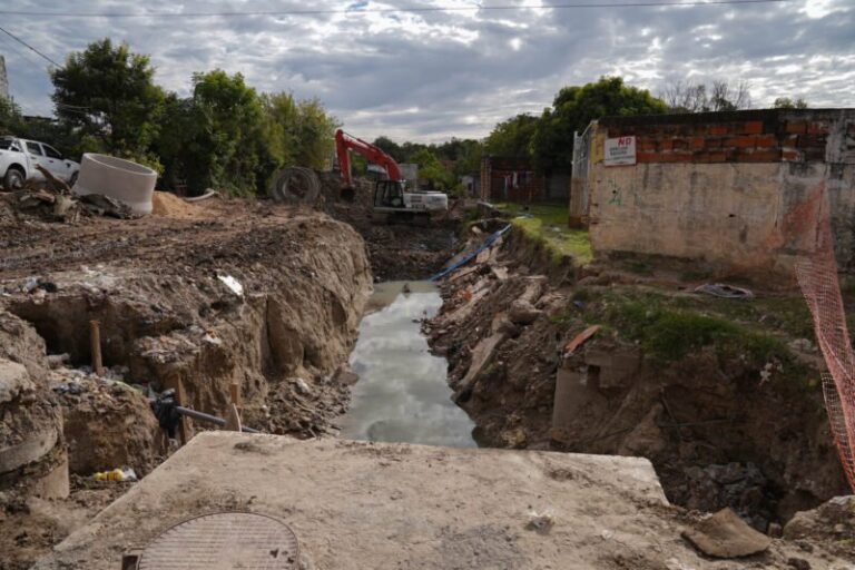 Obra de reconstrucción del canal Santo Domingo en el barrio Sol de Mayo