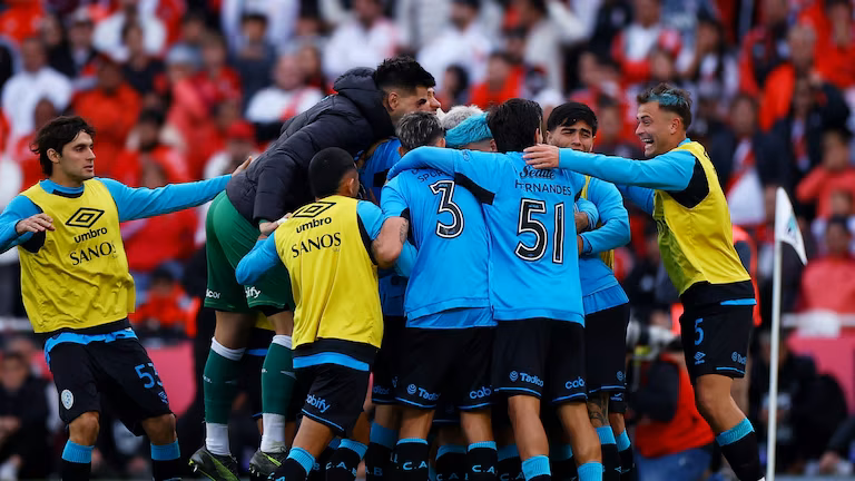 Jugadores de Belgrano celebran el título del Torneo Apertura 2026 en el estadio Mario Alberto Kempes
