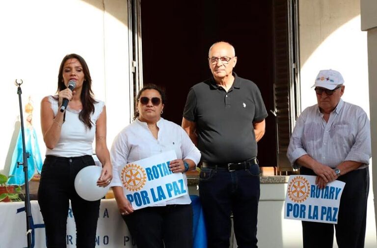 Caminata por la Paz en Bella Vista con pancartas y accesorios blancos