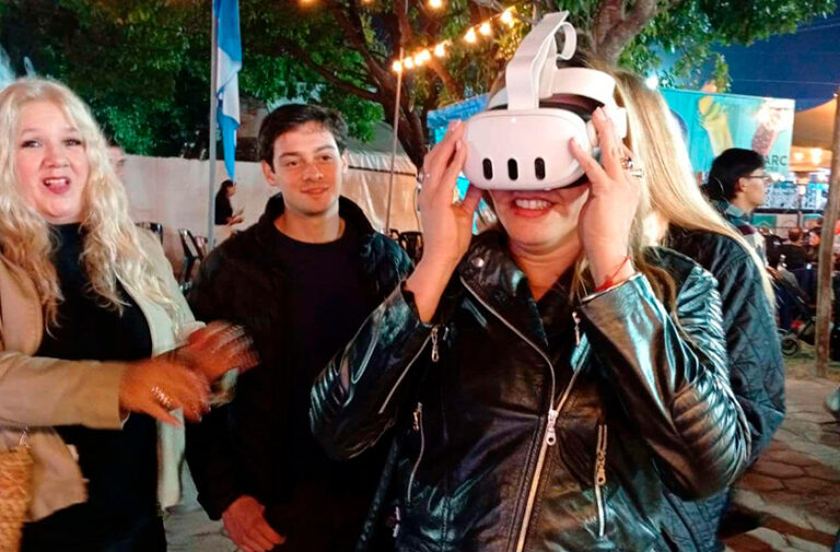 Stand de Bella Vista en la Fiesta Nacional del Surubí con personaje del Tigre Diente de Sable