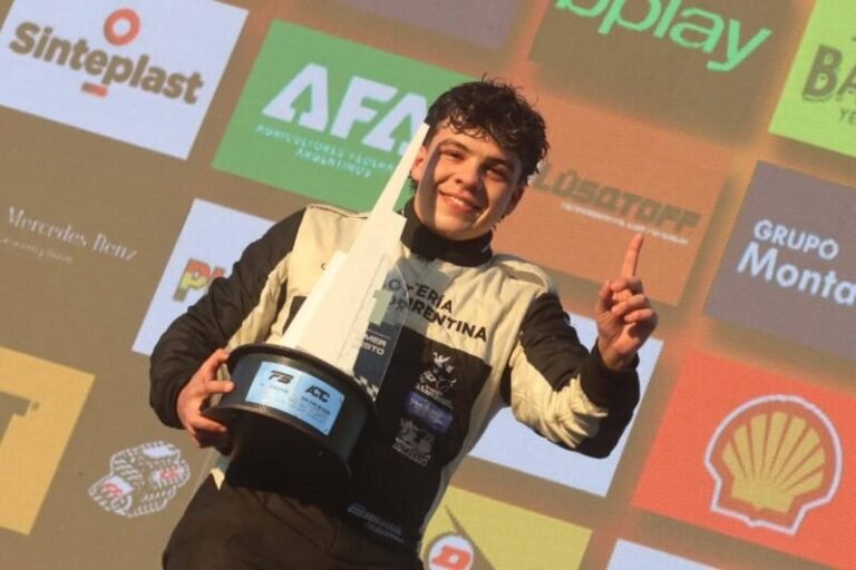 Benjamín Traverso en el podio de la Fórmula 3 Metropolitana