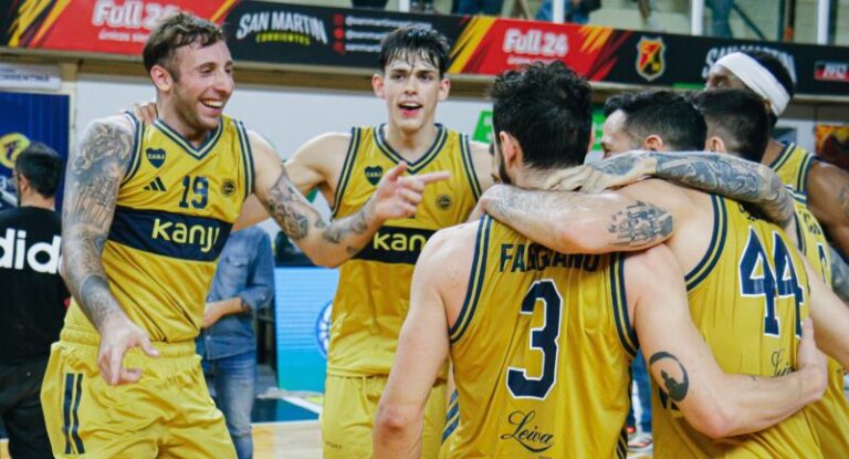 Jugadores de Boca festejan tras vencer a San Martín en Corrientes por la Liga Nacional de Básquet