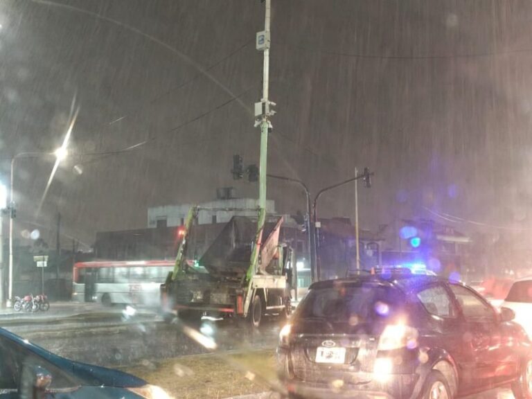 Camión de residuos Lusa incrustado contra poste de alumbrado en avenida Independencia