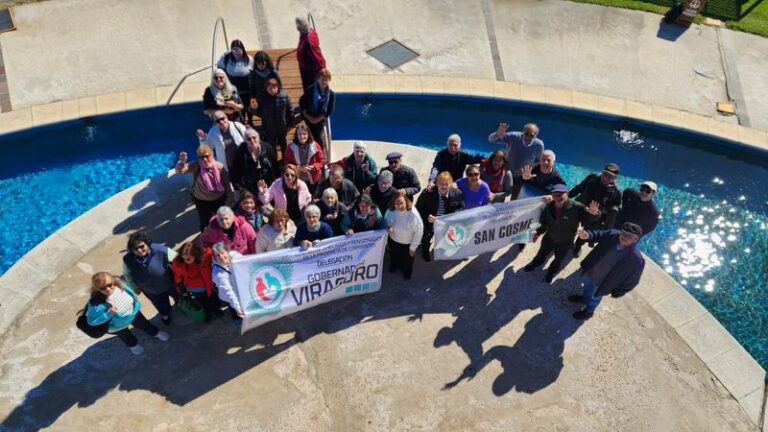 Adultos mayores realizando ejercicios en taller de fortalecimiento muscular del Centro de Jubilados de Corrientes