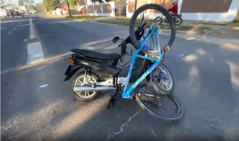 Choque entre bicicleta y moto en avenida Maipú de Corrientes