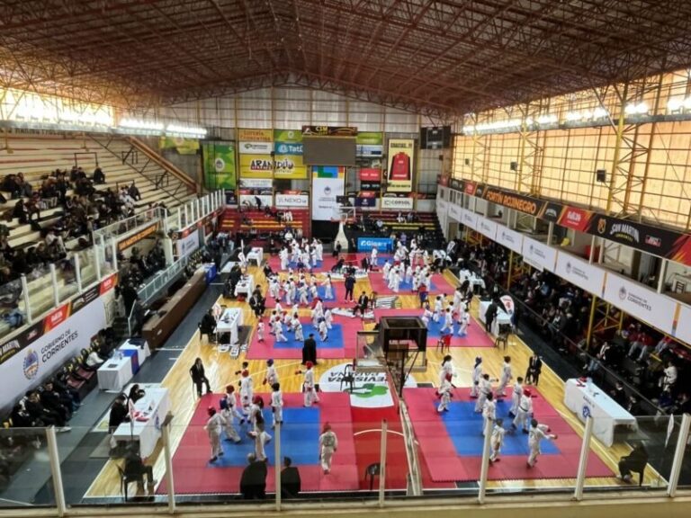 Deportistas del Club de Regatas Corrientes en el Torneo Apertura de Taekwondo