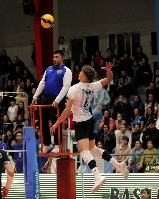 Partido de vóley entre Argentina y Venezuela en el CePARD de Posadas