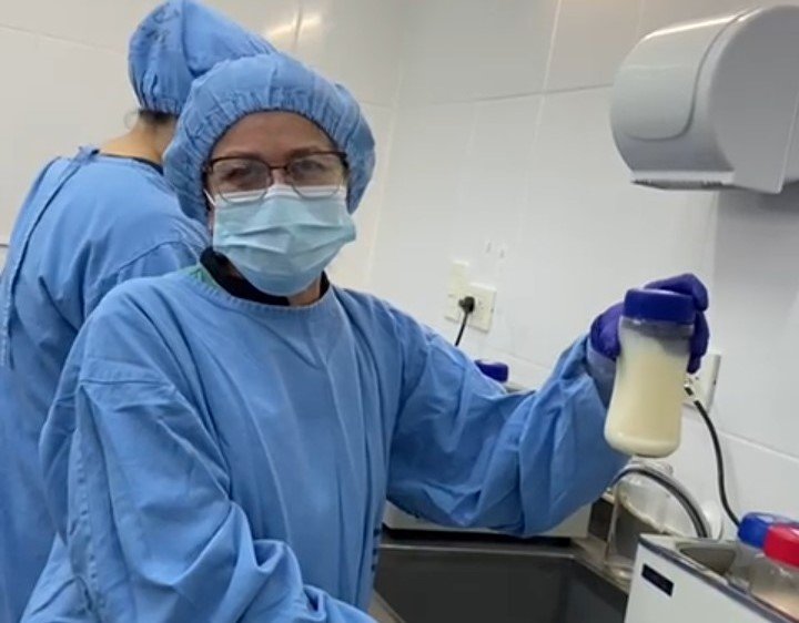 Bebé recién nacido en incubadora recibiendo leche materna donada en el Banco de Leche Humana de Corrientes