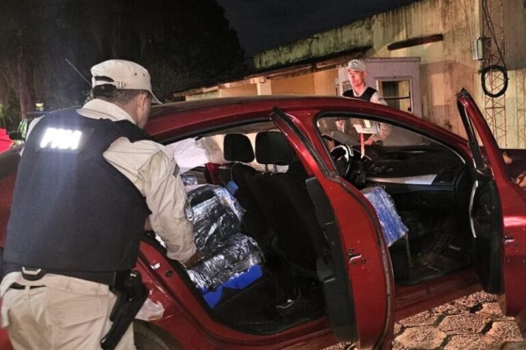 Fotografía del auto Renault Fluence utilizado para transportar la droga