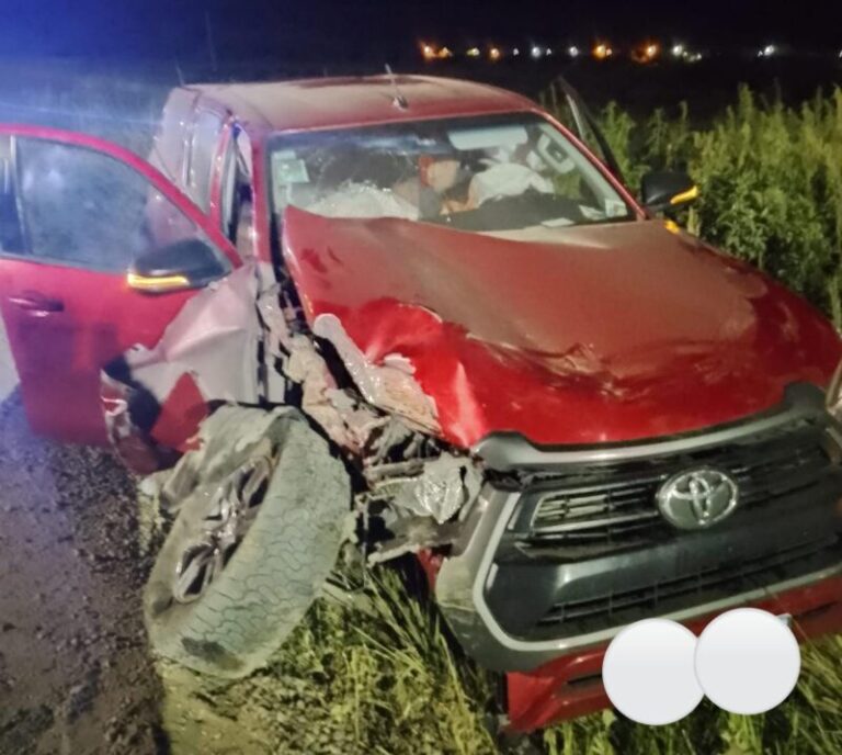 Camioneta Toyota Hilux chocada contra baranda de puente en Curuzú Cuatiá