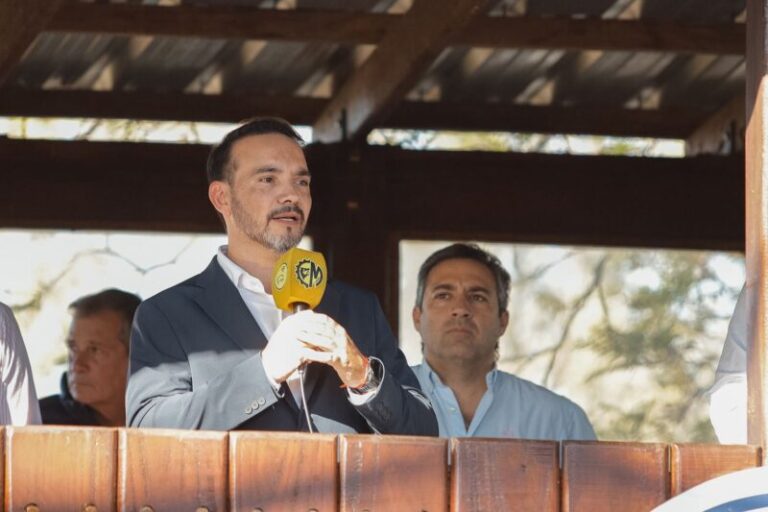 Gobernador Juan Pablo Valdés con autoridades de la Sociedad Rural de Corrientes
