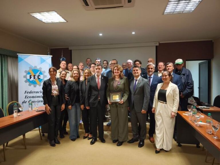 Reunión entre autoridades de la FEC y la embajadora de Paraguay en la sede de la Federación Económica de Corrientes