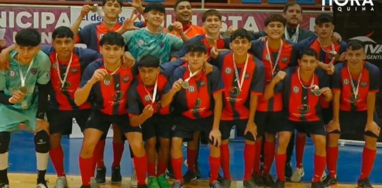 Equipo de Deportivo Esquina celebrando el título tricampeón del Nacional de Clubes C20