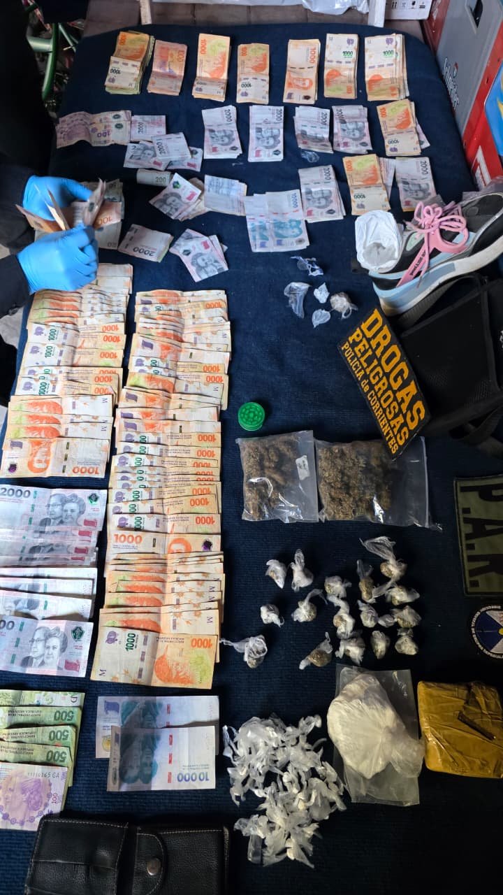 Efectivos policiales durante el allanamiento en el barrio Colombia Granaderos de Corrientes
