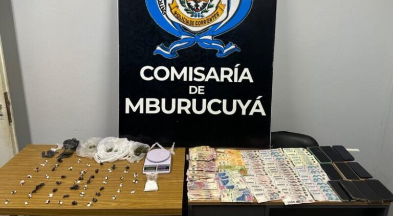 Policía de Corrientes durante allanamiento por narcomenudeo en Mburucuyá