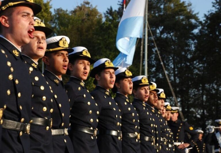 Marinos de la Armada Argentina en cubierta de un buque durante una navegación