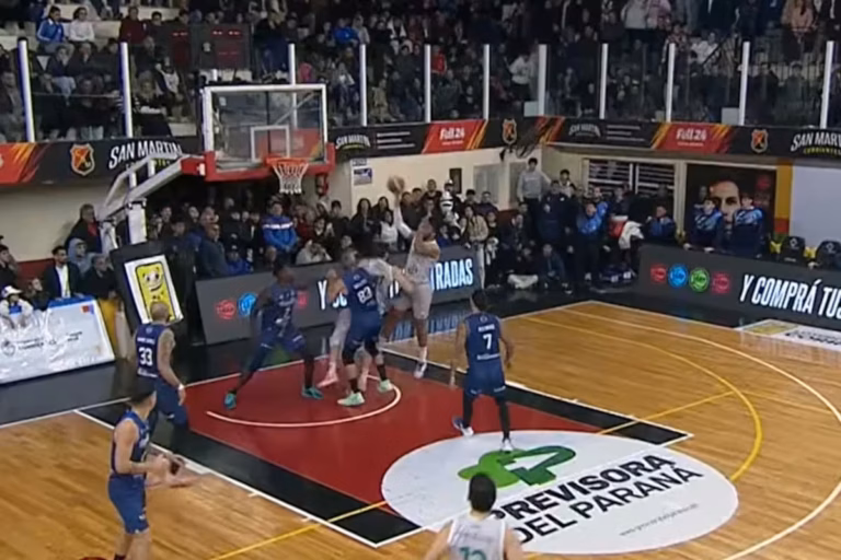 Anthony Peacock lanzando el doble ganador ante Regatas Corrientes