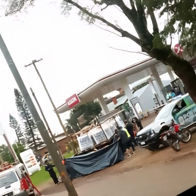 Vista del lugar del accidente en avenida San Martín, Virasoro