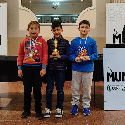 Jugadores de ajedrez en el torneo Copa Ñandé en la Sociedad Española de Corrientes